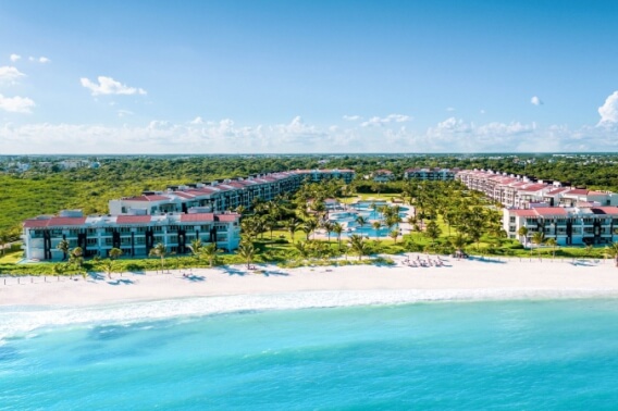 Beachfront apartment, terrace with private jacuzzi overlooking the ocean, spa, beach club, gym, tennis court, in Playa del Carmen for sale.