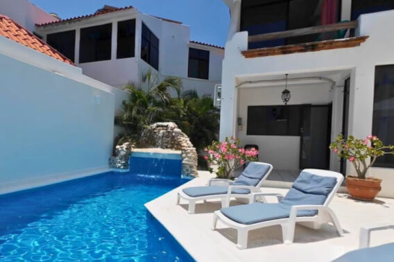 Villa con vista al mar y alberca privada, en venta.