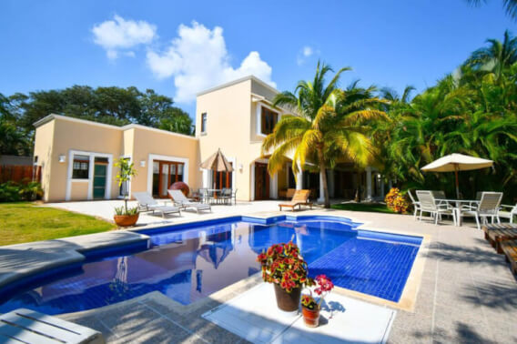 House with private pool on the lagoon shore, for sale, Zona Hotelera Canc&uacute;n.