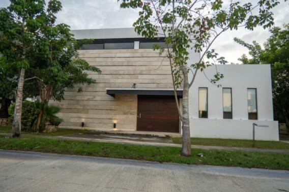 House with Private Pool and Golf Club Access for Sale, North Zone, M&eacute;rida