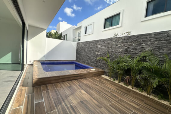 Casa con alberca privada en venta, en comunidad privada con casa club