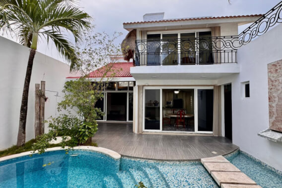 Casa con alberca privada, estudio, terraza, dos niveles, en venta