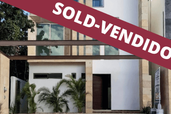 Casa con alberca privada, jardin interior, casa club con canchas deportivas, Residencial Aqua, Cancun, en venta.