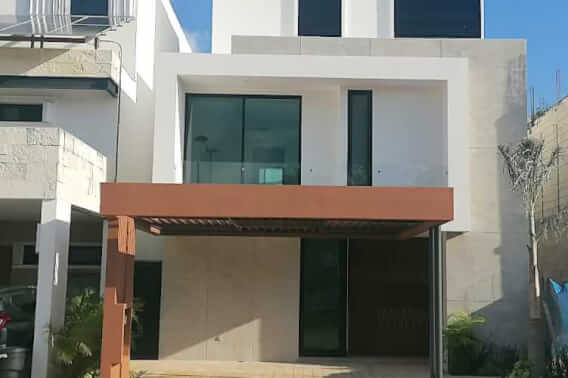 Casa con alberca privada, sala de tv, 1 terraza, 3 balcones, casa club con canchas deportivas y amenidades en residencial aqua, Cancun, vent