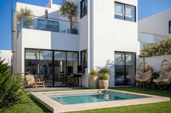 House with a private pool and social areas for the family for sale