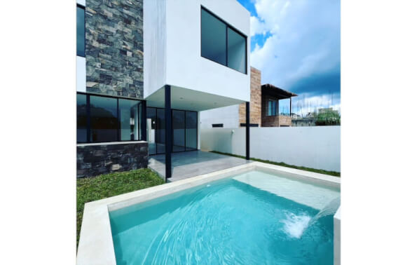 House with pool, high ceilings, terrace, in gated community for sale in Merida