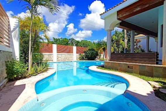 House with Private Pool and Jacuzzi, High Ceilings, Marble Floors, Lot of 750 m&sup2; and Construction of 453 m&sup2;, For Sale, Boulevard Aeropuerto