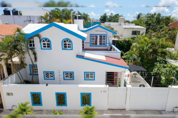House with large garden, two levels, 4 blocks to the boardwalk, for sale