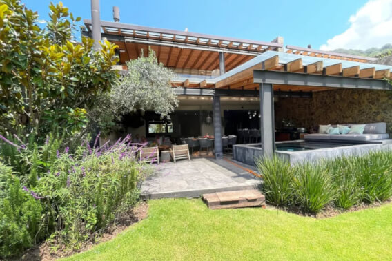 House with Jacuzzi, near the lake for sale, Valle de Bravo, CDMX
