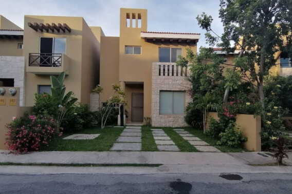House with garden facing a cenote in Residencial Allegranza, pool and solar panels, for sale