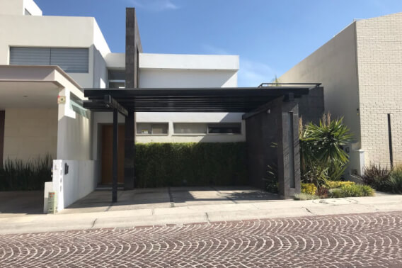 House with garden, terrace, service room, for sale, Juriquilla, Queretaro.
