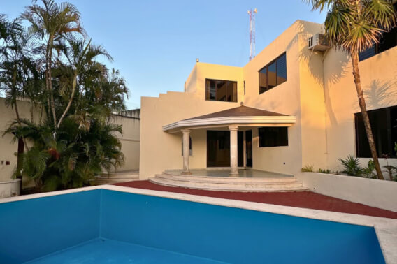 Residence with garden and private pool for sale in north zone, M&eacute;rida.