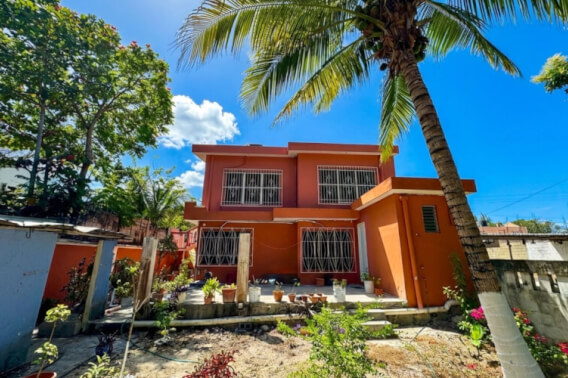 Casa con terreno amplio y potencial ideal para construir, en venta