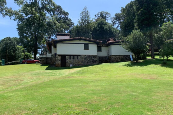 House with a Spacious Garden and Jacuzzi in Valle de Bravo, Mexico