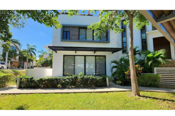 House with Terrace and Private Pool for Sale, Puerto Canc&uacute;n, Canc&uacute;n