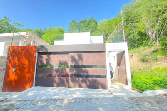 House with 4 bedrooms, jacuzzi, lock off, for sale in La Crucecita Huatulco