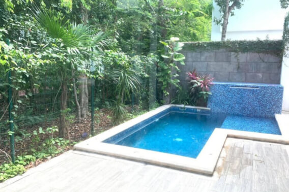 Three-story house with private pool for sale in Cumbres, Canc&uacute;n