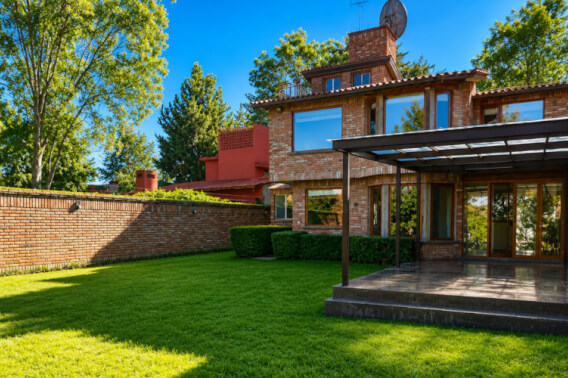 House on a gated street with access through Loma de la Palma, for sale&nbsp;
