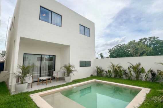 House in a private community with a pool and green areas for sale