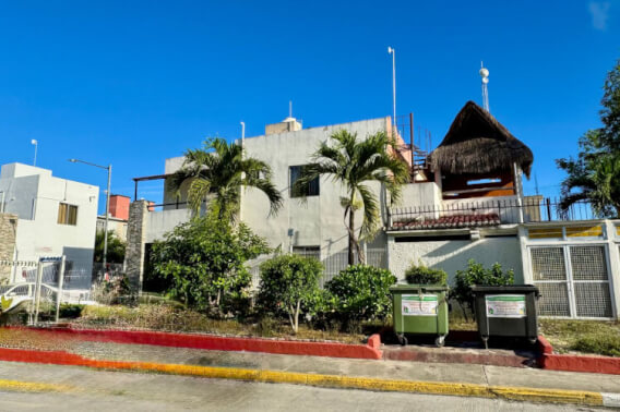 Corner house with balcony and palapa terrace for sale, El Encanto, Cozumel