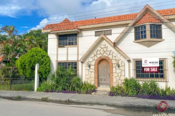 Corner house with garden and private terrace, 12 minutes from the beach, Avenue 11th, for sale. Cozumel.