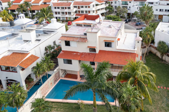 Mexican-style house with pool, garden and terraces, for sale