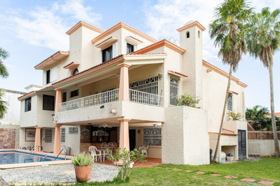 Mexican-style house with pool, garden and terraces, for sale