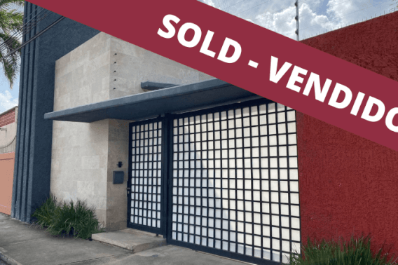 House REDUCED PRICE with private pool with LED lighting, 3.80 meter high ceilings, 5 minutes from the beach, for sale in Cozumel island.