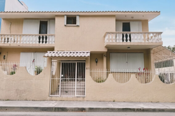 House on a main avenue, minutes from the beach and airport, for sale