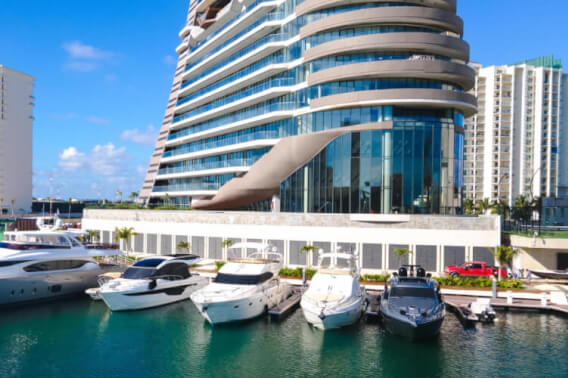 Luxury condo with beautiful views of the sea and the marina, with amenities: infinity pool, spa, gym, lounge area, meeting room, lobby