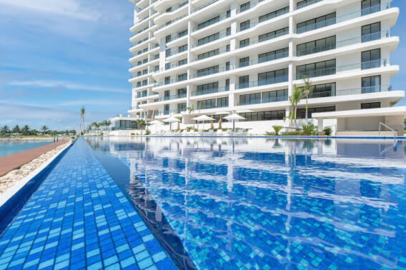 Condo de lujo frente a marina, vistas al campo de golf y reserva natural.