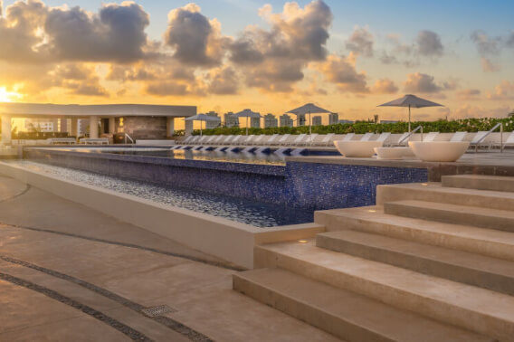 Condo in front of the marina, views of the golf course and nature reserve with luxury finishes