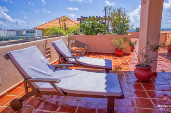 Condominium 190 meters from the beach, ocean view from rooftop, with lock off system, a few steps from Fifth Avenue.