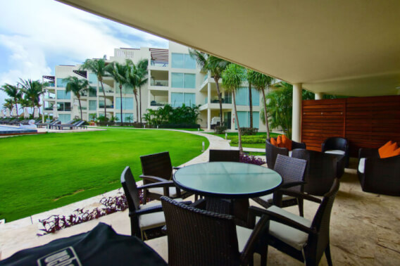 Condo with beach club, ground floor, furnished, gym, business center, concierge and more for sale in Playa del Carmen.