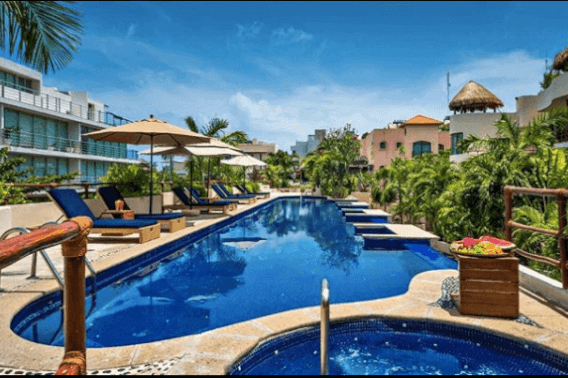 Condominio de lujo a 200 metros del mar, con club de playa, alberca, jacuzzi 100 metros de la Quinta Avenida, con servicios de hotel, concie