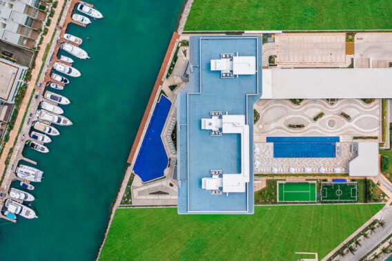 Luxury condo in front of the marina, views of the golf course and nature reserve.