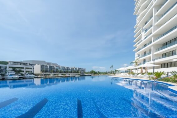 3-bedroom condo in front of the marina, overlooking the golf course