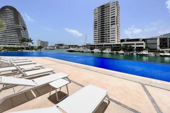 Condominio frente a marina, vistas al campo de golf