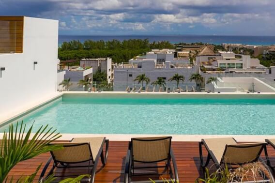 Condo with ocean view pool, jacuzzi, gym, steps from Fifth Avenue, 600 meters from the beach, partly furnished, for sale Playa del Carmen.