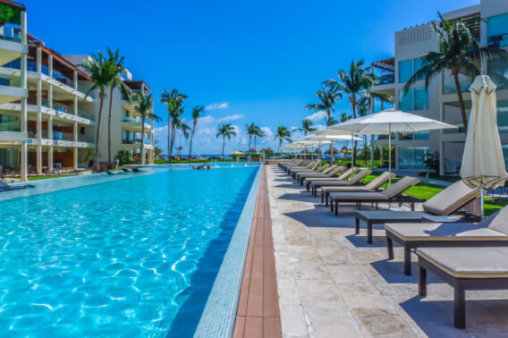 Condo with beach club, ground floor, furnished, gym, business center, concierge and more for sale in Playa del Carmen.