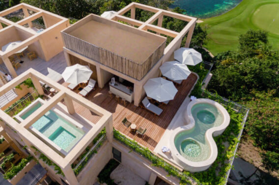 Apartment with family room, 34 m2 terrace, rooftop with Jacuzzi and pool overlooking the golf course, beach club, clubhouse and luxury ameni