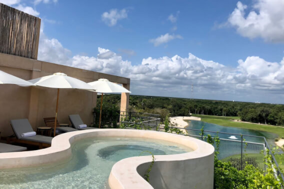 Departamento con family room, rooftop con jacuzzi y alberca con vista al campo de golf, club de playa, casa club y amenidade