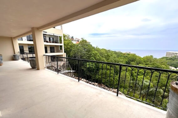 Ocean view penthouse with large terrace, service room with full bathroom, pool, near Arrocito beach, for sale in Huatulco
