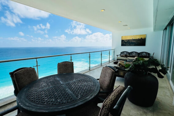Condo in Emerald with ocean and lagoon view, Hotel Zone, Canc&uacute;n
