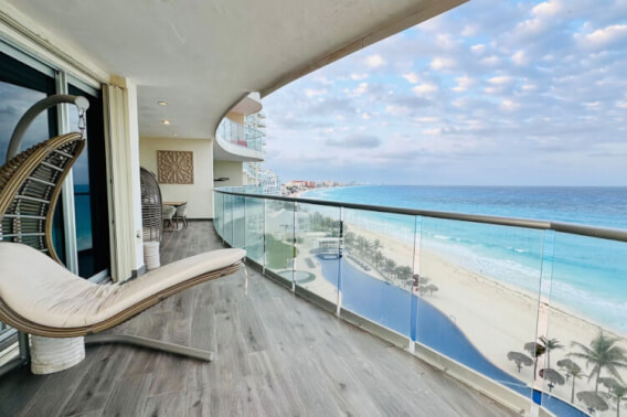 Condo in Lahia with ocean and lagoon views for sale, Zona Hotelera Canc&uacute;n