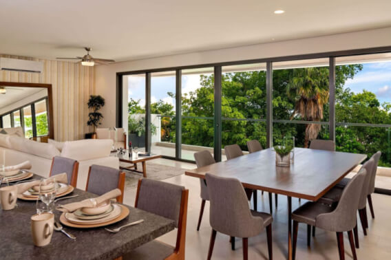 Ground floor condo, 214 m2, marble floor, in gated community, pool, pet area, gym, BBQ area, located in Cumbres Cancun, for sale.