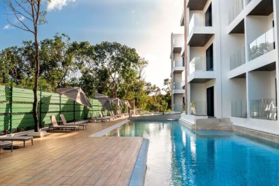 Swim up condo, with direct access to the pool from your terrace, in gated community, sports fields, restaurant, playground for children, sch