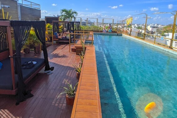 Estudio a 350 metros del mar, alberca con vista al mar, galer&iacute;a de arte, dise&ntilde;o &uacute;nico, roof garden con jacuzzi, venta Playa del Carmen.