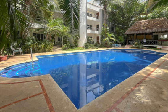 Exclusivo departamento amueblado en Playacar, en venta