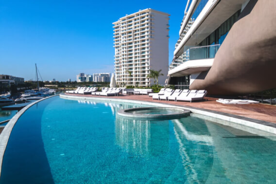 Hermoso departamento con vista al mar y la marina, con amenidades: alberca infinity, spa, gimnasio, area lounge, salon de eventos, lobby